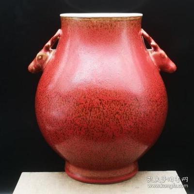 红釉花瓶